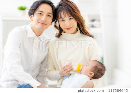 一對夫婦給嬰兒牛奶 117504645