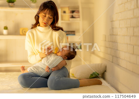 疲倦的女人在半夜裡喝牛奶 117504649