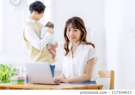 Work while raising children at home 117504651