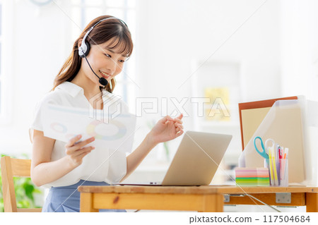 一名年輕女子在家工作時召開線上會議 117504684