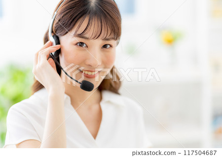 一名年輕女子在家工作時召開線上會議 117504687