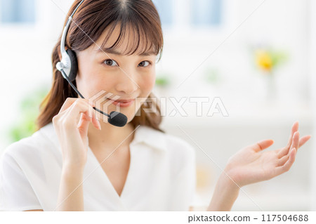 一名年輕女子在家工作時召開線上會議 117504688