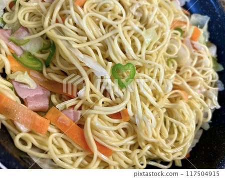 Heart-shaped vegetables, green peppers, heart-shaped fried noodles Heart-shaped vegetables, green peppers, heart-shaped fried noodles 117504915