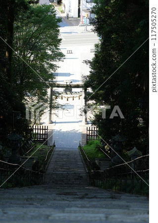 鹽灶神社鳥居門和通往參道的樓梯 117505270