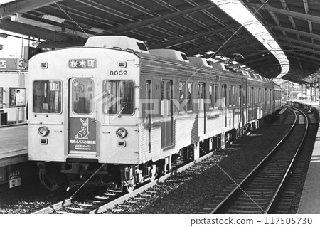 Tokyu, 8000 series 8039 and others, scene at Jiyugaoka Station on the Toyoko Line, around the time the electric bus service opened, April 10, 1982 117505730