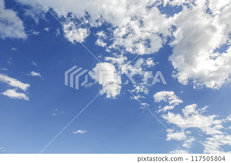 藍天上漂浮的雲朵形狀【背景素材】 藍天上漂浮的雲朵形狀【背景素材】 117505804