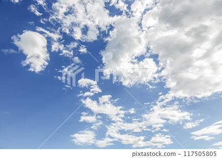 藍天上漂浮的雲朵形狀【背景素材】 藍天上漂浮的雲朵形狀【背景素材】 117505805