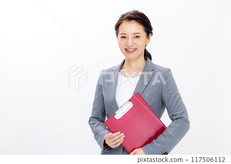 有文件的資深婦女 117506112