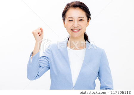 Senior woman with files 117506118