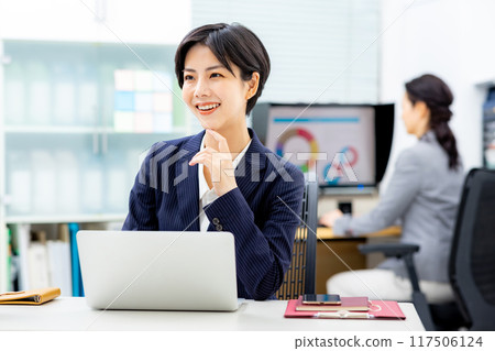Business woman working in the office Business woman working in the office 117506124