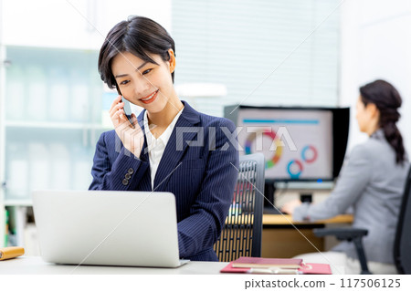 Telephone Business Woman 117506125