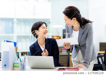 在辦公室工作的女商人 117506129