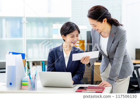 在辦公室工作的女商人 117506130