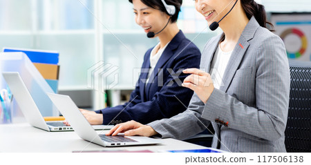 在呼叫中心工作的年輕女接線員 117506138
