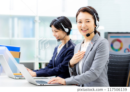 在呼叫中心工作的年輕女接線員 117506139