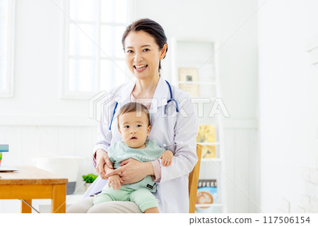 Female doctor holding a baby 117506154
