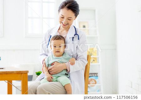 抱著嬰兒的女醫生 117506156