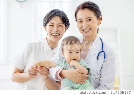 抱著嬰兒的女醫生 117506157