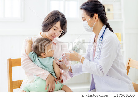Baby receiving medical examination Vaccination Baby receiving medical examination Vaccination 117506160