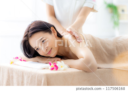 Women, beauty, head spa, massage 117506168