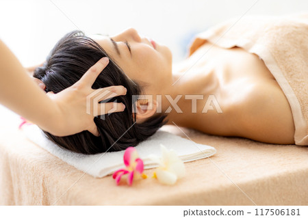 接受治療的婦女在美容院 117506181
