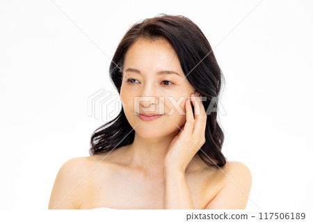 A middle-aged woman who does skin care 117506189