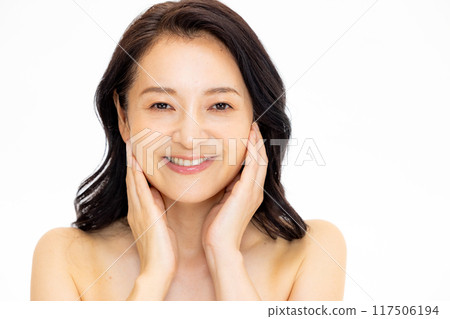 A middle-aged woman who does skin care A middle-aged woman who does skin care 117506194