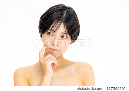 Young women who care about the skin Young women who care about the skin 117506201