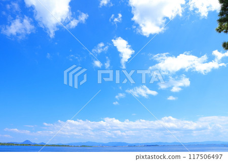 滋賀縣大津市琵琶湖與藍天 117506497