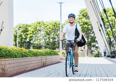 騎自行車上下班的年輕人 117506504
