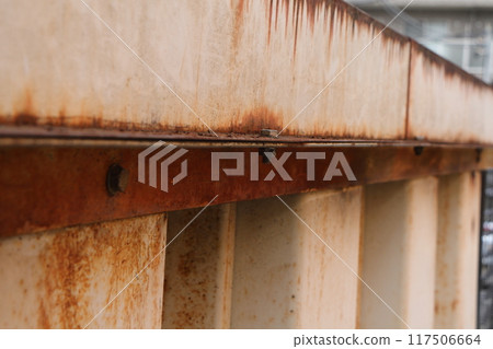 生鏽的金屬柵欄 117506664