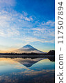 清晨從山中湖看到倒置的富士山 117507894