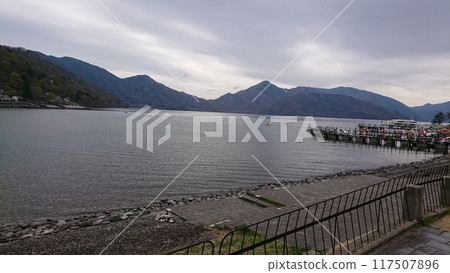 漂浮在湖的小船 117507896