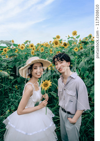 向日葵田裡跳舞的情侶 向日葵田裡跳舞的情侶 117508610