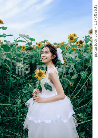 新娘在向日葵田裡拍照 117508635