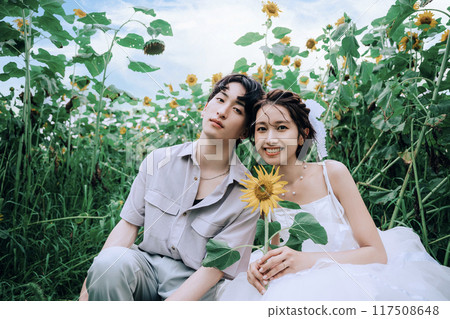 向日葵田裡跳舞的情侶 117508648