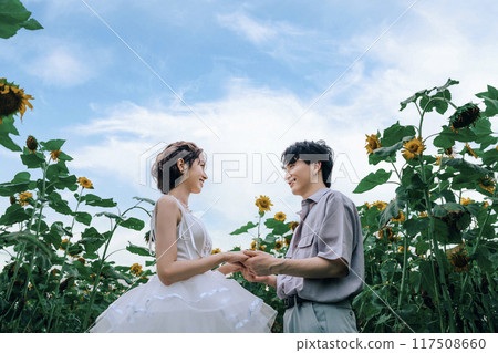 向日葵田裡跳舞的情侶 向日葵田裡跳舞的情侶 117508660