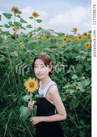 女模特兒在向日葵田裡拍照 女模特兒在向日葵田裡拍照 117508678