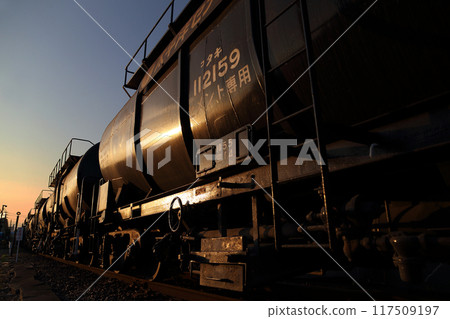沐浴在夕陽下的貨運列車 沐浴在夕陽下的貨運列車 117509197