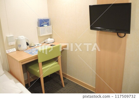 著名的太陽渡輪「Ferry Osaka II」客房內的辦公桌 117509732