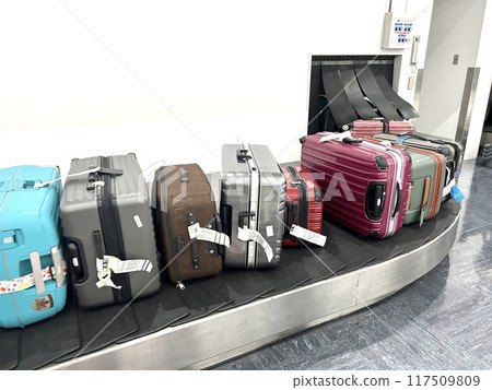 Suitcases rotating on a turntable 117509809