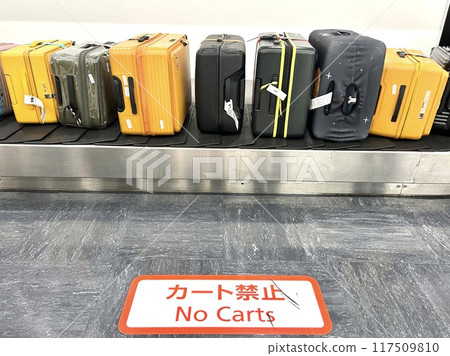 Suitcases rotating on a turntable 117509810