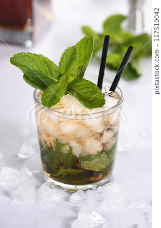 Refreshing mint julep cocktail Refreshing mint julep cocktail 117510042