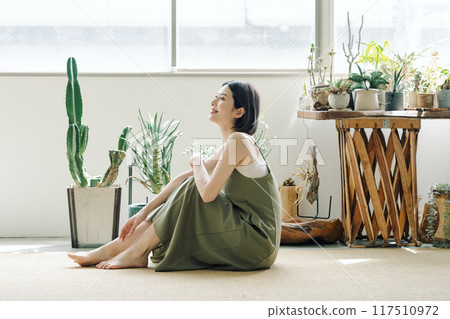 一位收集室內植物的婦女的肖像 一位收集室內植物的婦女的肖像 117510972