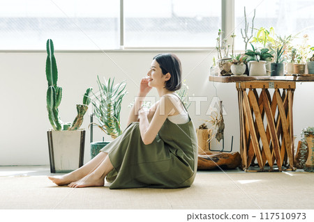 Portrait of a woman collecting houseplants Portrait of a woman collecting houseplants 117510973