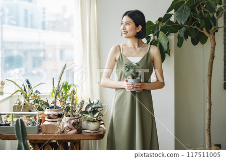 房間裡有室內植物的女人 117511005
