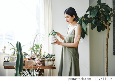 給水的婦女葉子植物 117511006