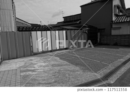 住宅區狹窄的後巷 住宅區狹窄的後巷 117511558