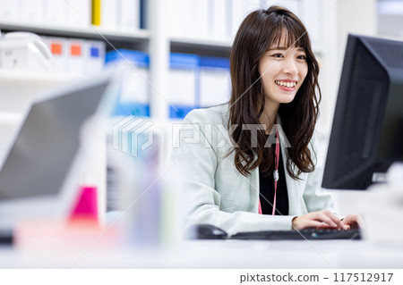 文書工作的女性形象 117512917