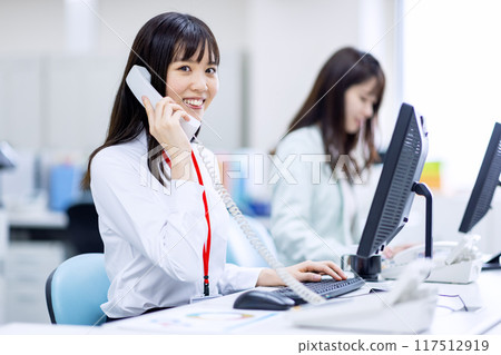 在呼叫中心工作的婦女的形象 117512919